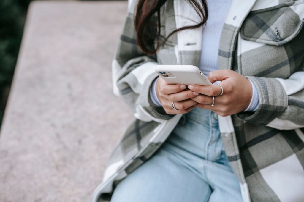 are-free-government-phones-still-available-featured