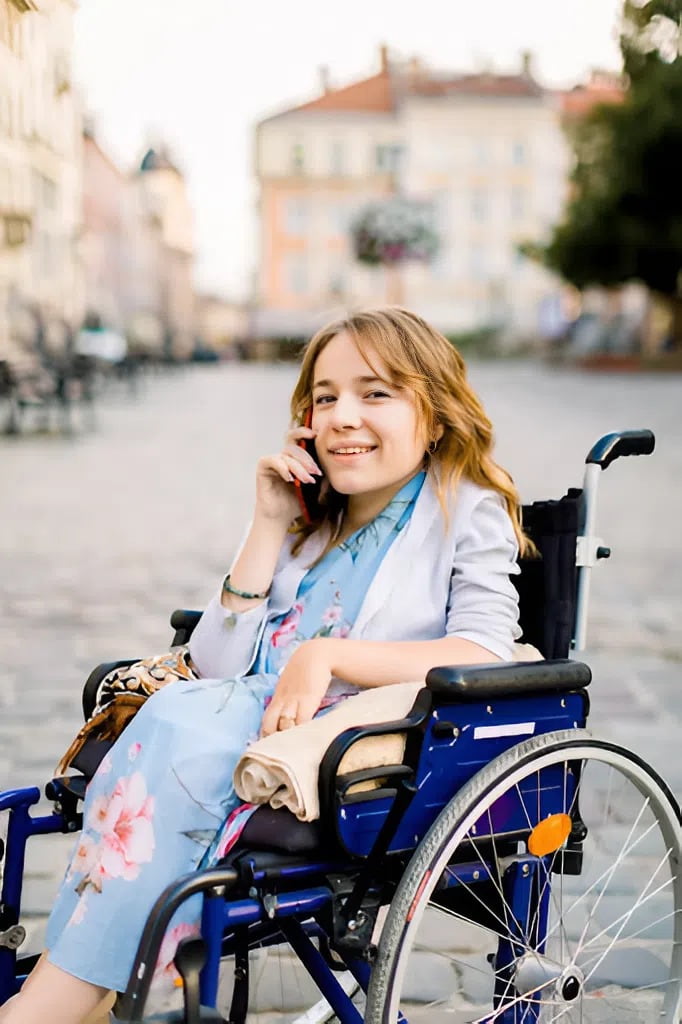 person-using-SSI-disability-free-cell-phone-for-communication