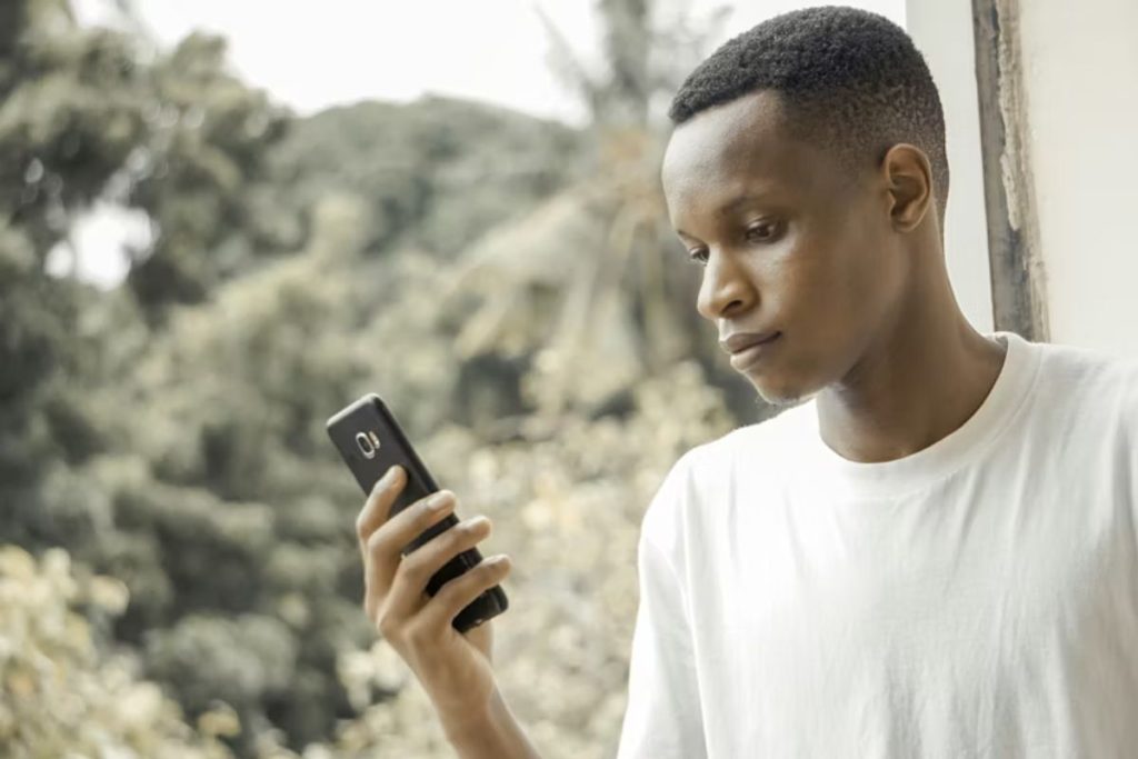 Image by Unsplash Nguồn: https://unsplash.com/fr/photos/homme-utilisant-un-smartphone-noir-KQ85VO7ofQk