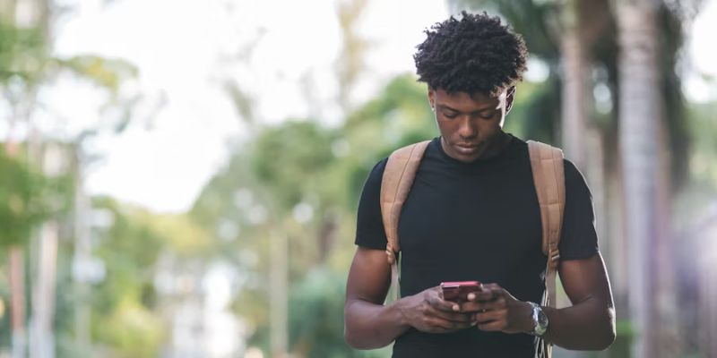 AirTalk Wireless free phone and tablet in year (Image By Unsplash)
Nguồn:https://unsplash.com/fr/photos/homme-en-chemise-noire-tenant-un-smartphone-rouge-BEYy75gBDQk
