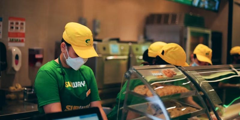 You can’ use EBT cards for Fast Food in Texas (Image by Unsplash)
Nguồn: https://unsplash.com/fr/photos/burger-avec-frites-sur-assiette-en-ceramique-noire-fQOLgH394Ck
