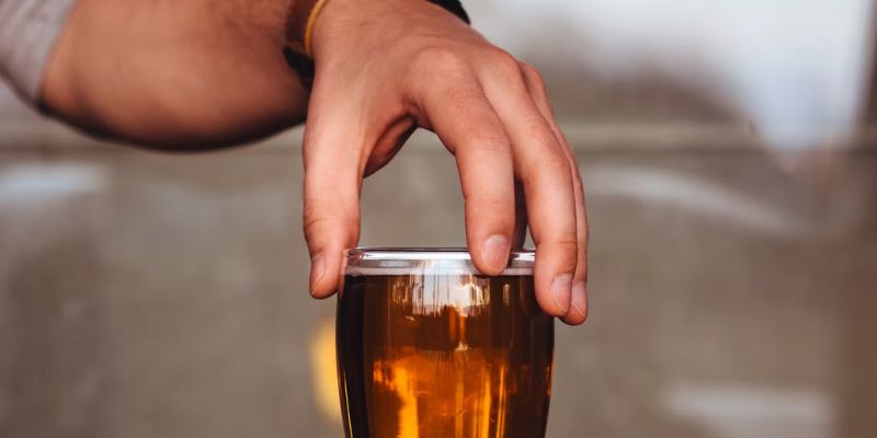 (Image by Unsplash) Nguồn: https://unsplash.com/fr/photos/personne-tenant-une-tasse-en-verre-MYxvETrYabg