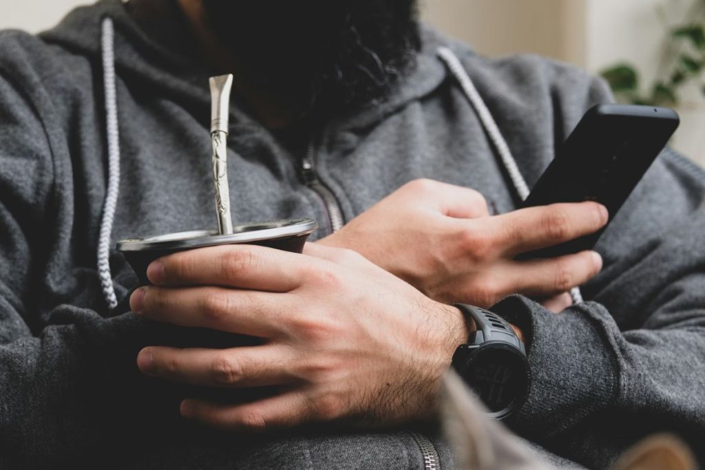 (Image by Unsplash Nguồn: https://unsplash.com/fr/photos/homme-en-veste-zippee-grise-tenant-une-fourchette-argentee-MKnYZz8oj38