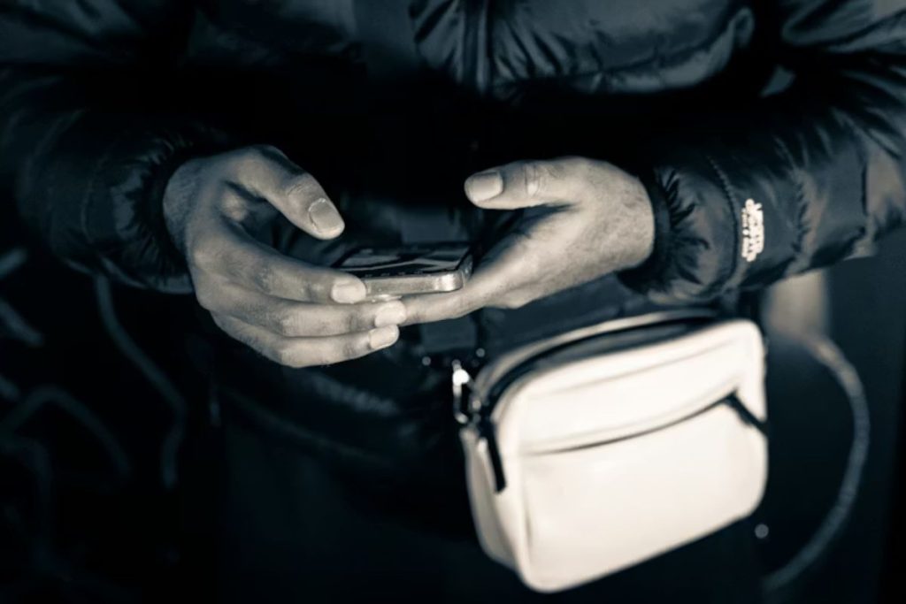 Image by Unsplash Nguồn: https://unsplash.com/fr/photos/une-personne-tenant-un-telephone-cellulaire-dans-ses-mains-0u77lov-Ceo