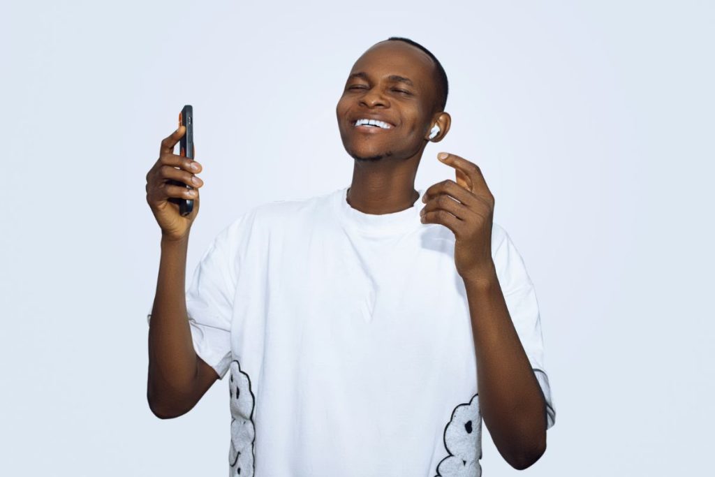 Image by Unsplash (nguồn: https://unsplash.com/fr/photos/une-personne-tenant-un-telephone-kxyw5hzq_YE)