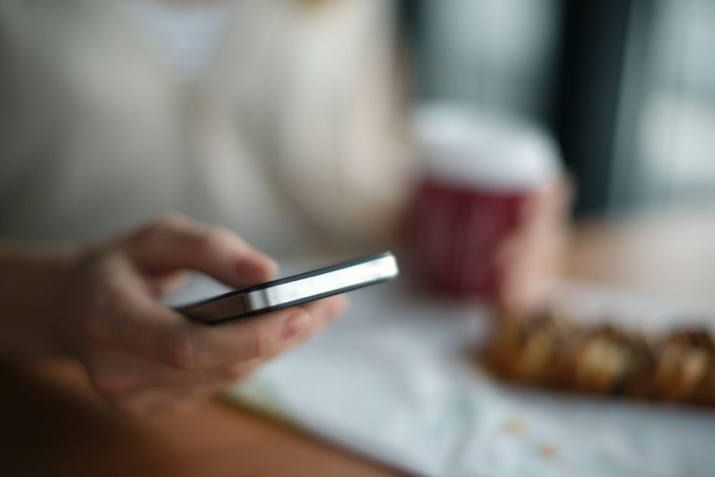 How to apply for summer EBT(Image by Unsplash) Nguồn: https://unsplash.com/fr/photos/photographie-de-mise-au-point-selective-dune-personne-tenant-un-telephone-gris-XL-hPDNeZvs