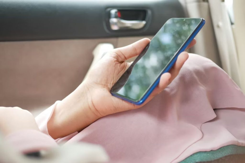 How to get car insurance with EBT (Image by Unsplash) Nguồn: https://unsplash.com/fr/photos/personne-tenant-un-smartphone-android-noir-7xqcgokDBmI