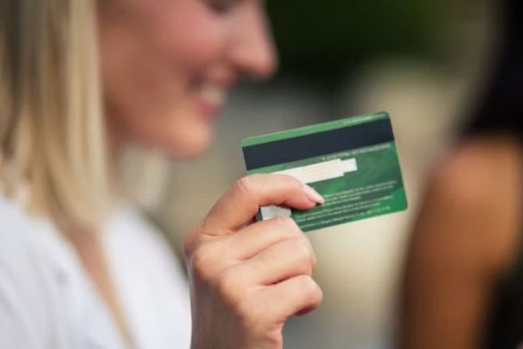 Image By Unsplash (Nguồn: https://unsplash.com/fr/photos/deux-femmes-dans-un-cafe-femme-utilisant-une-carte-de-credit-et-un-telephone-portable-laccent-est-mis-sur-les-cartes-de-credit-RYwQWqv8Qpk)