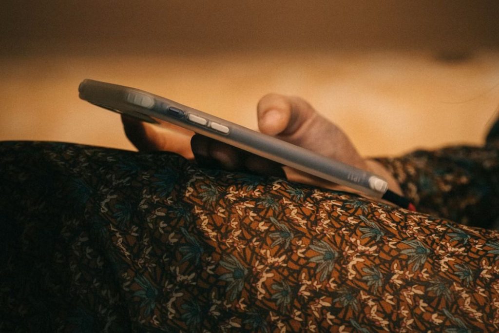 phones with tablet deals(Image By Unsplash) Nguồn: https://unsplash.com/fr/photos/une-personne-tenant-un-telephone-cellulaire-a-la-main-PuqI0ZNWNtU