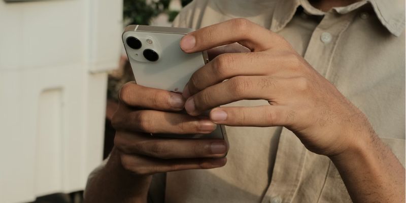 Understant about free government phone unlimited minutes (Image by Unsplash)
Nguồn: https://unsplash.com/fr/photos/un-homme-tenant-un-telephone-portable-dans-ses-mains-fI0QpF8sooc
