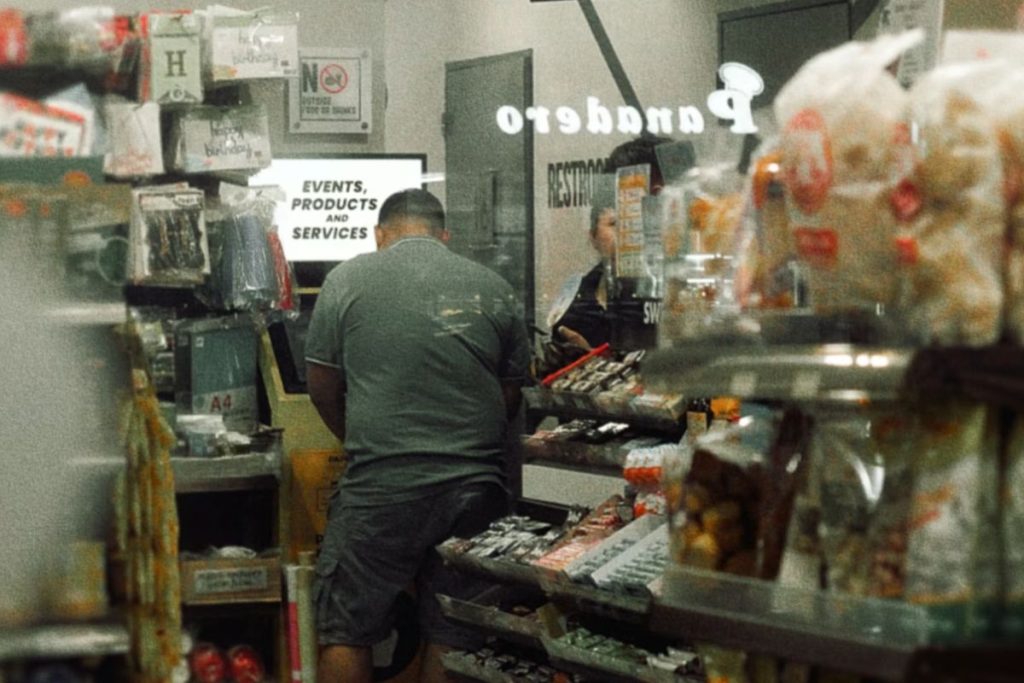 What can you buy with EBT in Texas (Image By Unsplash) Nguồn: https://unsplash.com/fr/photos/un-homme-debout-dans-un-magasin-rempli-de-nourriture-NwXBtinPXXU