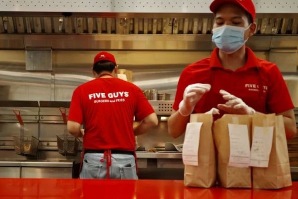 What fast food restaurants accept EBT in Texas (Image by Unsplash) Nguồn: https://unsplash.com/fr/photos/un-homme-portant-un-masque-facial-debout-derriere-un-comptoir-DKH7XDNQzNE