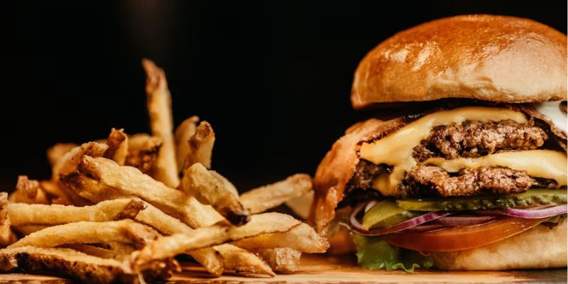 What fast food restaurants accept EBT in Texas and why it matters (Image By Unsplash)
Nguồn: https://unsplash.com/fr/photos/burger-avec-frites-8l8Yl2ruUsg
