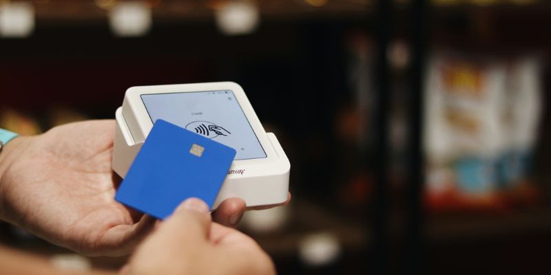 What is a Texas EBT Card( Image by Unsplash)
Nguồn https://unsplash.com/fr/photos/une-personne-tenant-une-boite-bleue-et-blanche-dans-sa-main-emT1yuB-1yo
