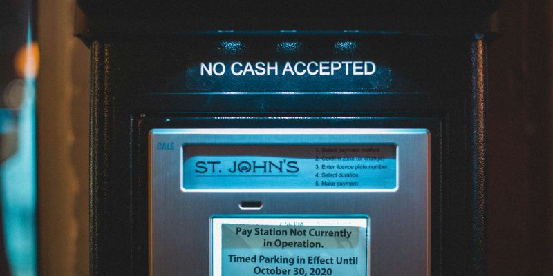 Withdraw Cash at an ATM  (Image by Unsplash)
Nguồn: https://unsplash.com/fr/photos/texte-ymaWjr-y_IY
