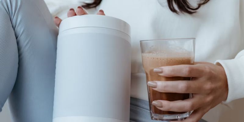 You can buy meal-replacement shakes or nutritionally balanced beverages that contain a Nutrition Facts label (Image by Unsplash)
Nguồn: https://unsplash.com/fr/photos/une-femme-tenant-une-tasse-de-cafe-et-un-verre-Djhv1fvGU6g
