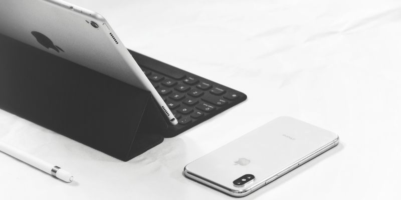 You can get phone with table deals for free (Image by Unsplash)
Nguồn: https://unsplash.com/fr/photos/iphone-x-argente-a-cote-du-macbook-pro-6ZgfDybnSUg
