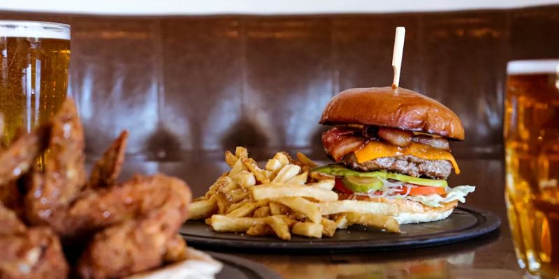 You can’ use EBT cards for Fast Food in Texas (Image by Unsplash)
Nguồn: https://unsplash.com/fr/photos/burger-avec-frites-sur-assiette-en-ceramique-noire-fQOLgH394Ck
