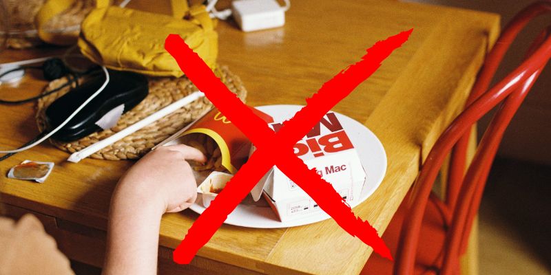 You can not by fast food with EBT Texas (Image by Unplash)
Nguồn: https://unsplash.com/fr/photos/une-personne-tenant-une-boite-de-cookies-Q-z_y1equcc
