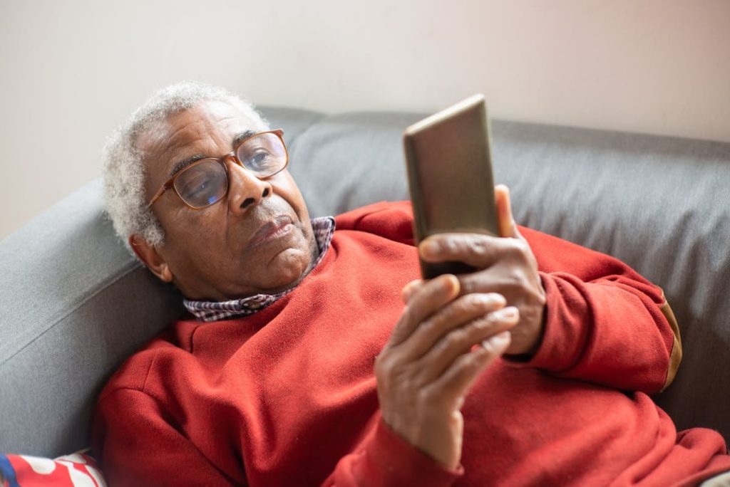 simple cell phone for seniors image