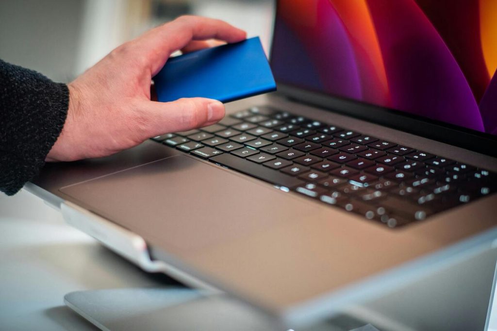 Can-an-Apple-laptop-use-eSIM