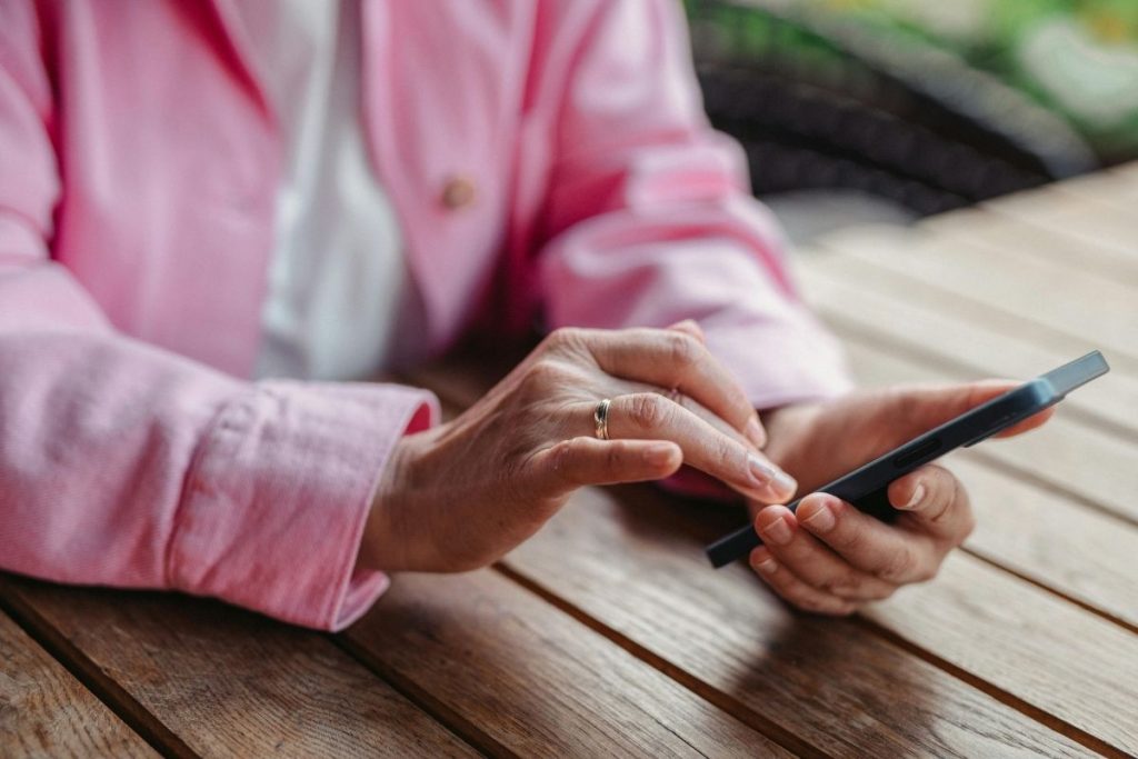 can a phone work without a sim card