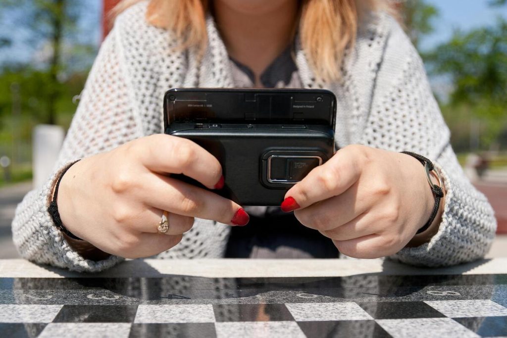 do-flip-phones-have-sim-cards