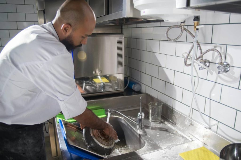 how-to-clean-burnt-pan