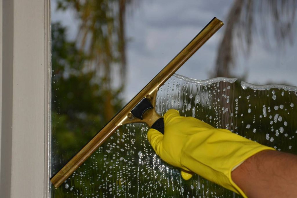 how-to-clean-window-screens
