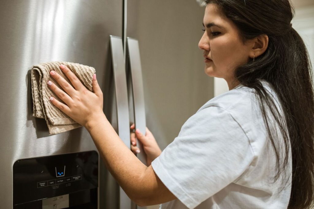 how-to-clean-a-refrigerator-properly
