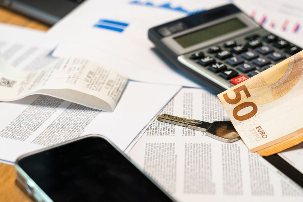how-much-is-a-phone-bill-per-month-for-one-person