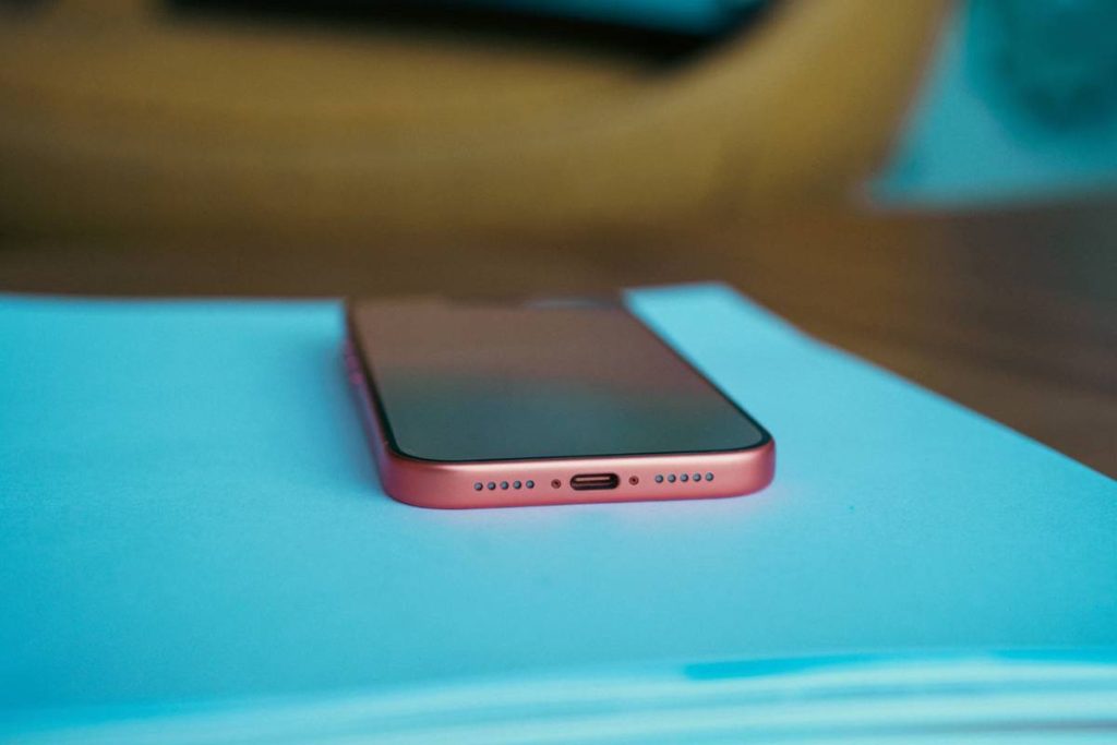 how-to-clean-iphone-charging-port