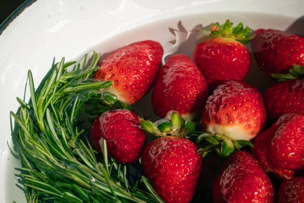 how-to-wash-strawberries