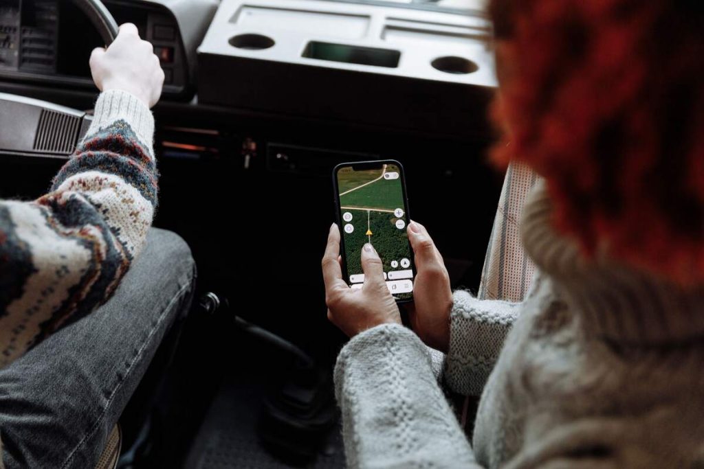 how to freeze location on find my iphone