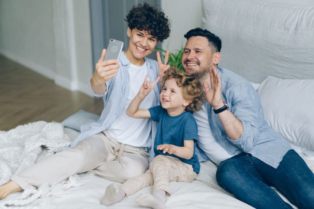 how to lock screen on iphone for kids