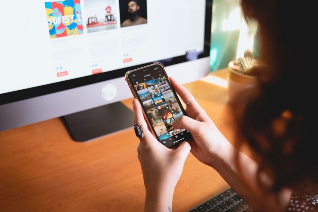 how to make apps dark on iphone